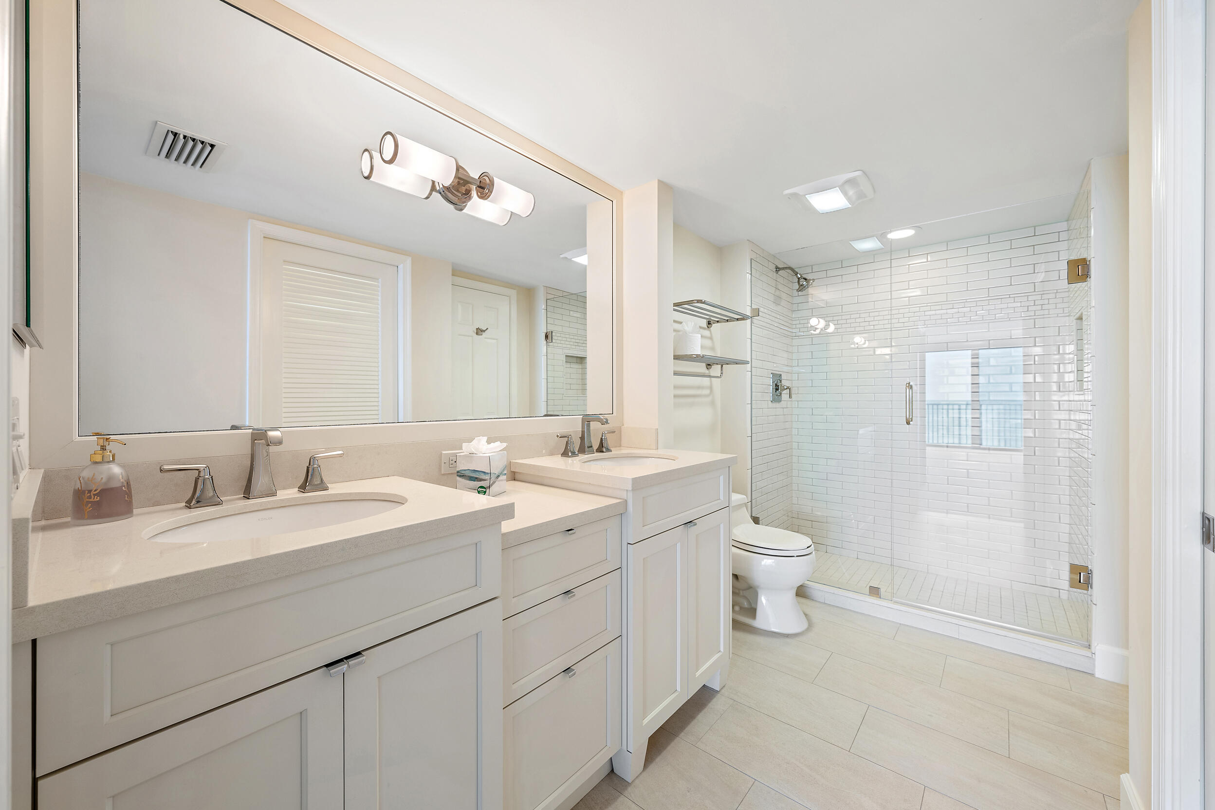 200 South Beach Road, Unit 202 Tequesta, FL 33469 - Photo 21 of 39 Guest Bathroom