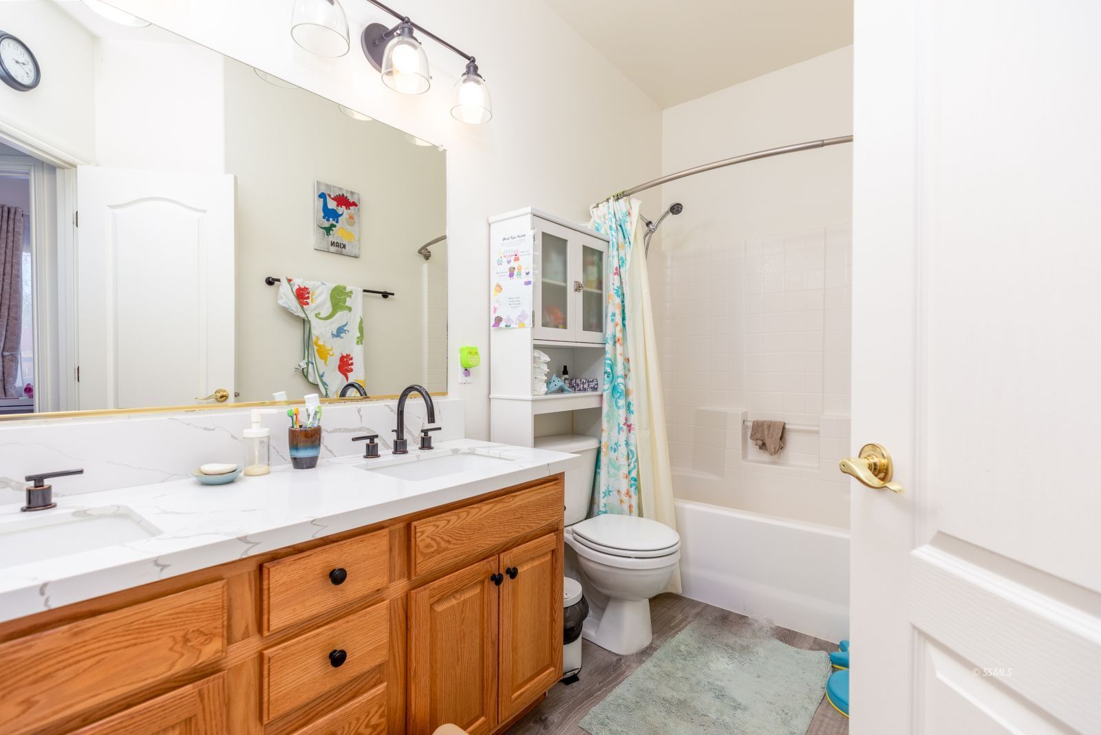 718 Pinon Court Ridgecrest, CA 93555 - Photo 32 of 41 a bathroom with a granite countertop sink a toilet and a bathtub