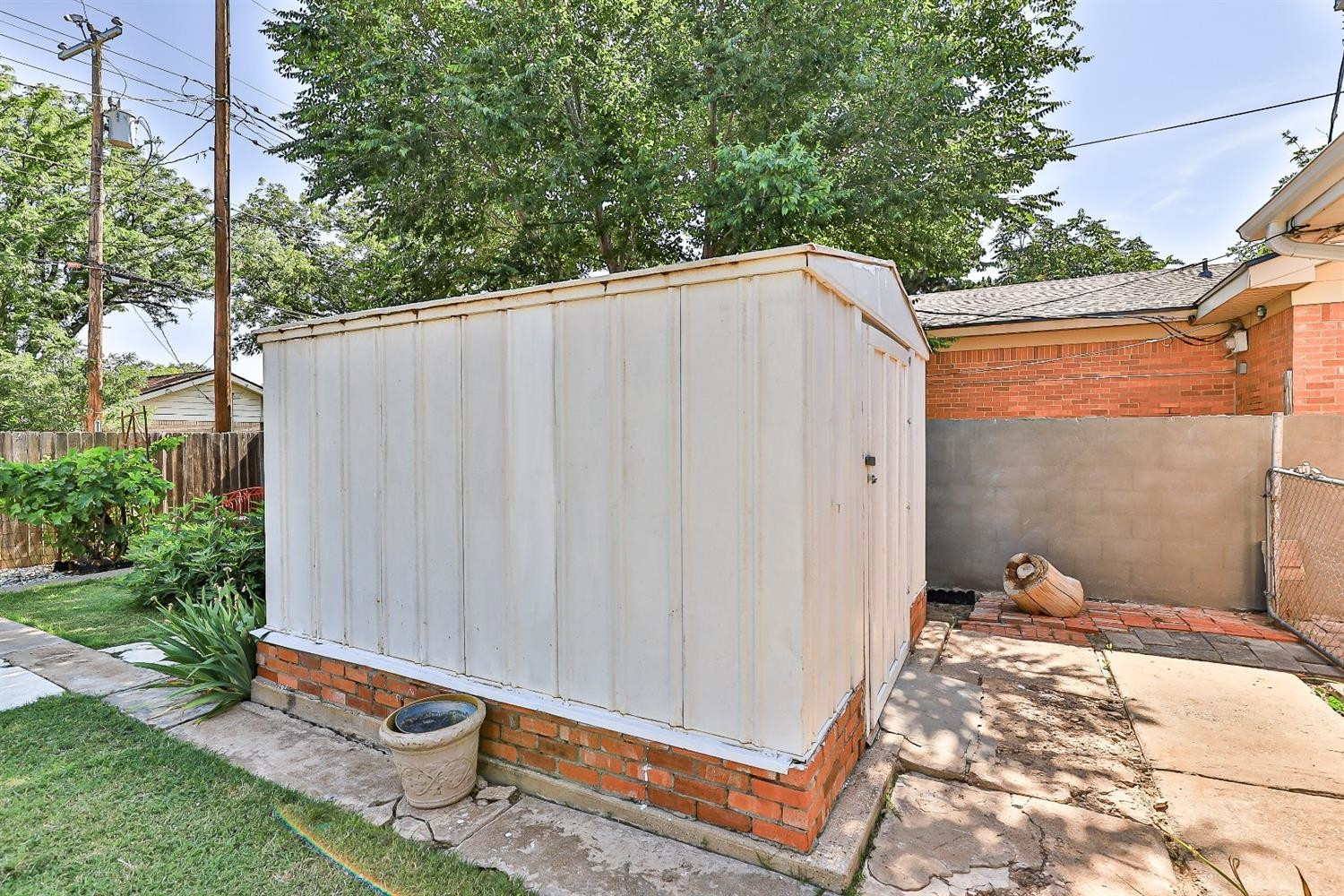 2820 62nd Street Lubbock, TX 79413 - Photo 41 of 43 a backyard of a house