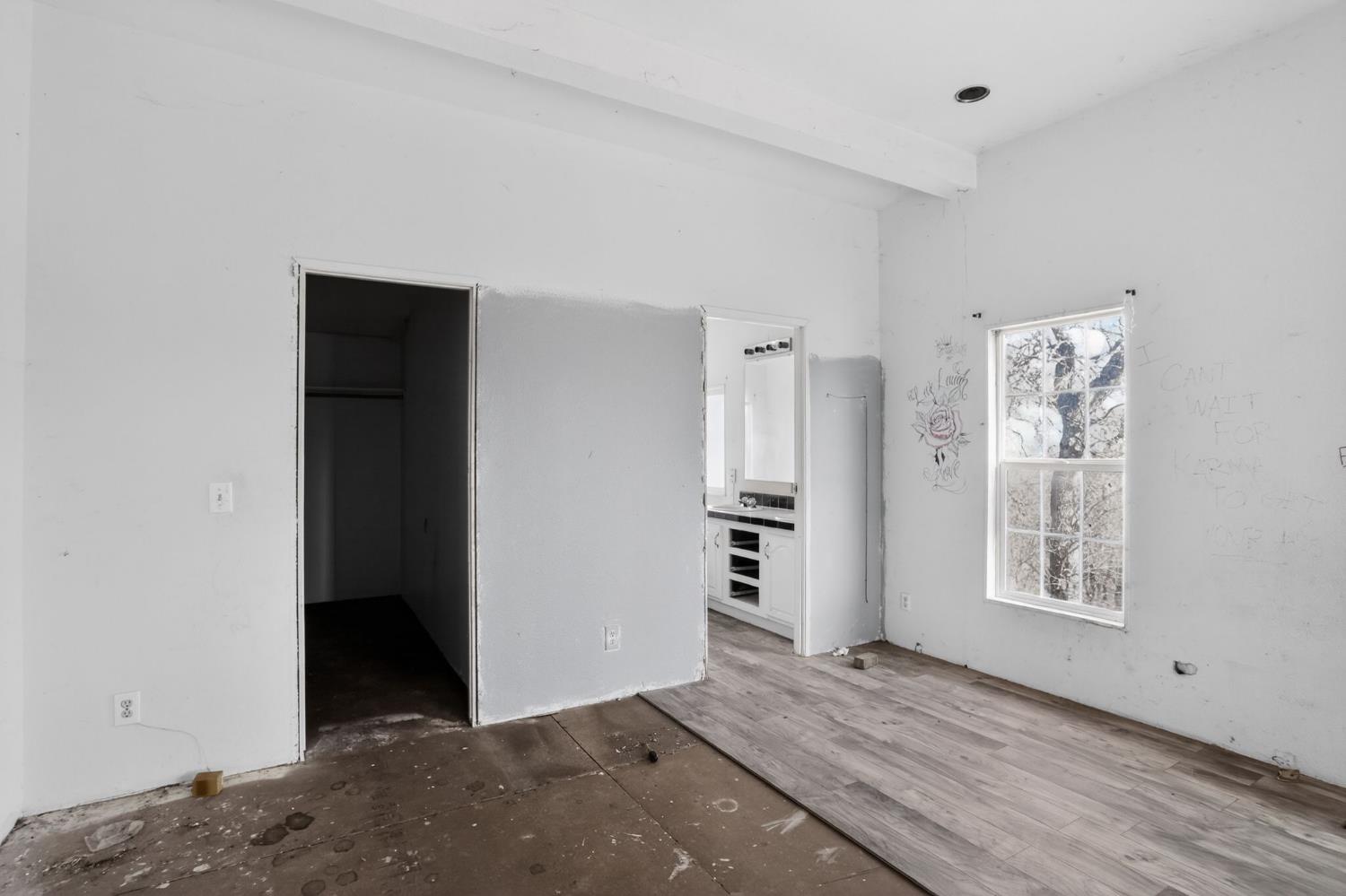 7212 Fox Corning, CA 96021 - Photo 29 of 36 an empty room with windows and closet