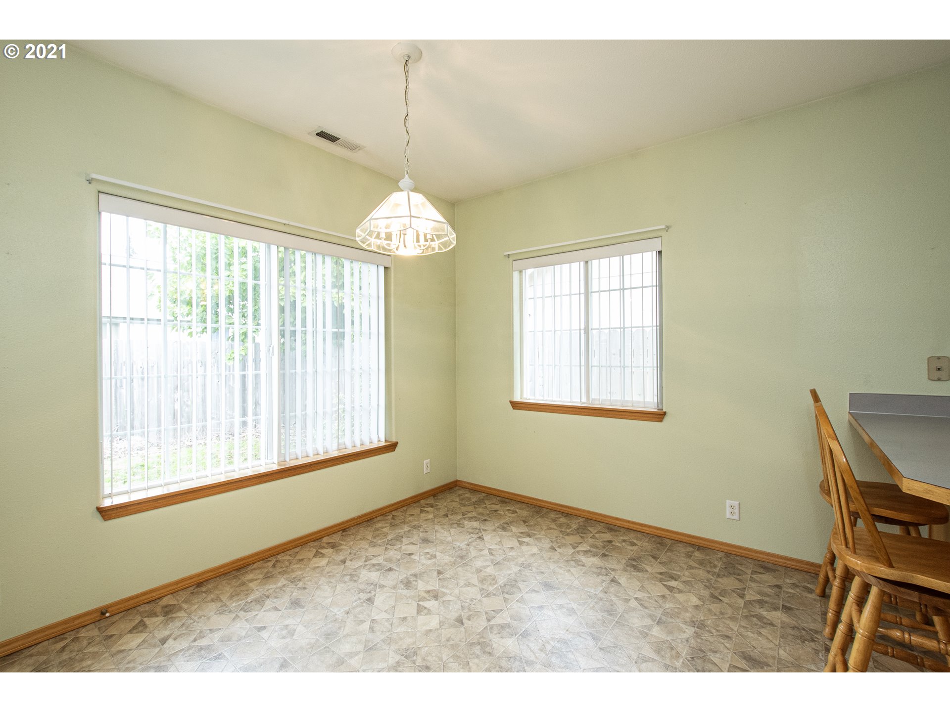 4142 South E Street Springfield, OR 97478 - Photo 13 of 26 a view of an empty room with a window