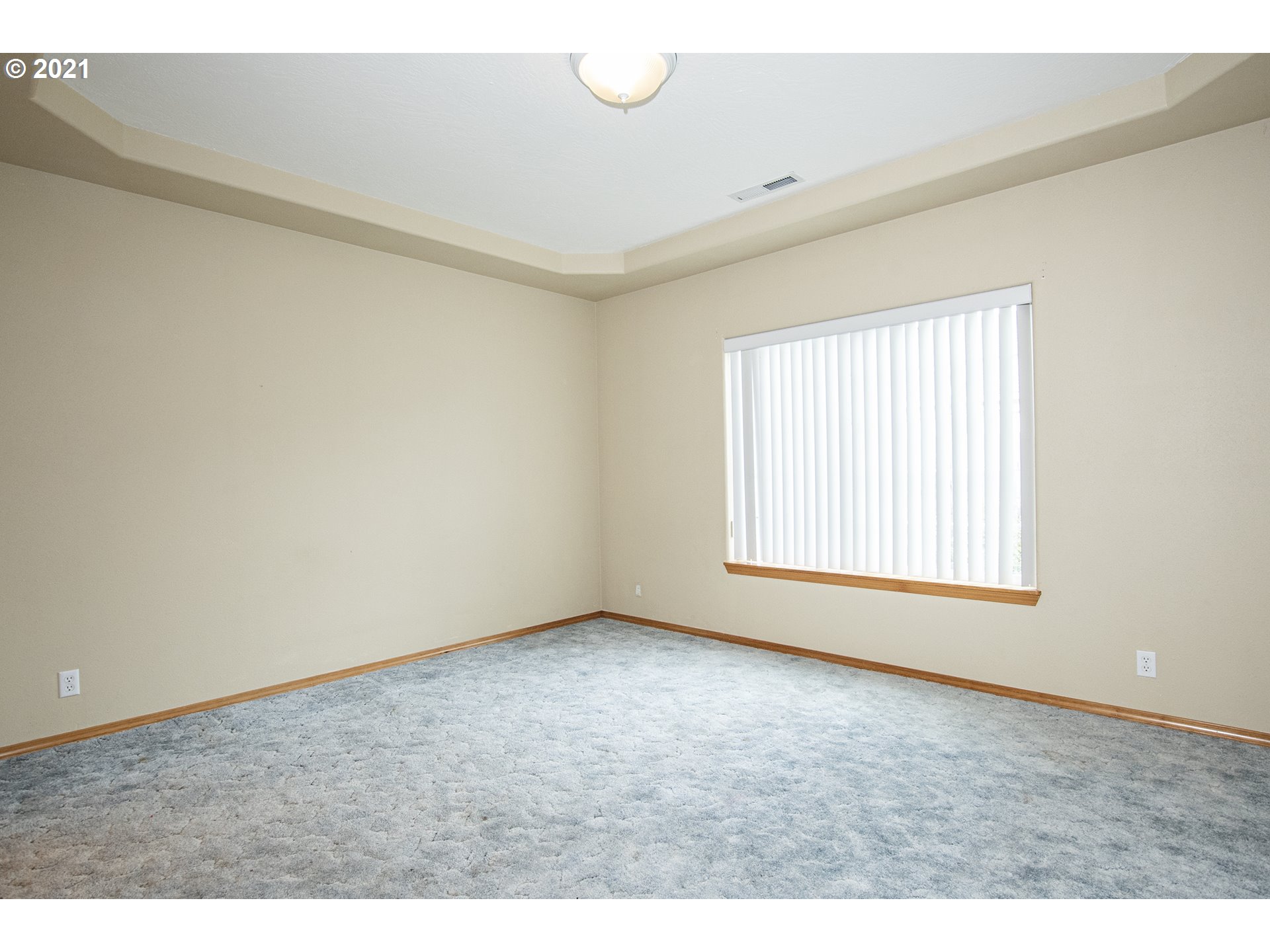 4142 South E Street Springfield, OR 97478 - Photo 14 of 26 a view of an empty room with a window