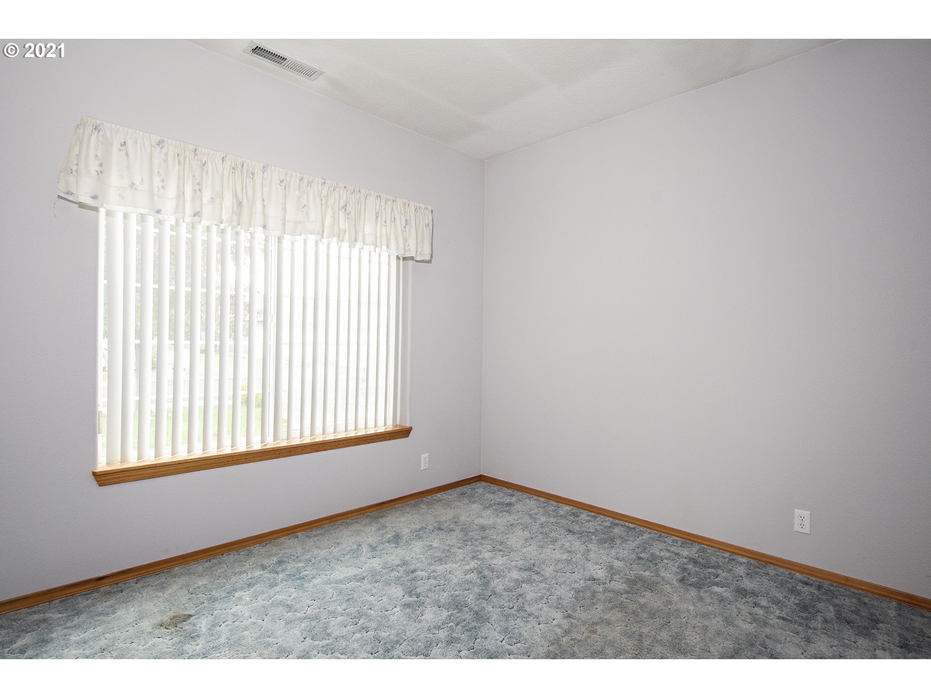4142 South E Street Springfield, OR 97478 - Photo 18 of 26 an empty room with windows