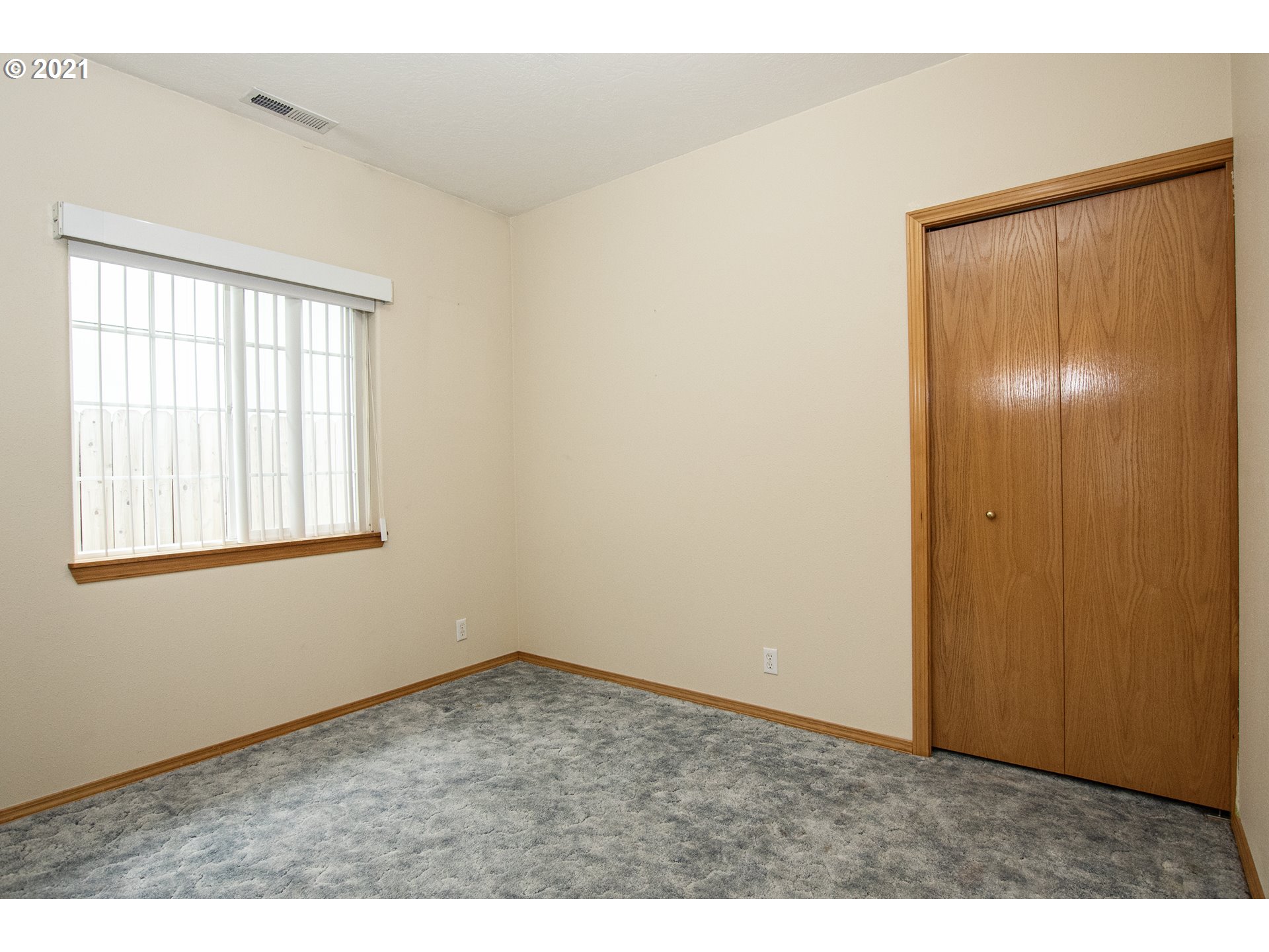 4142 South E Street Springfield, OR 97478 - Photo 19 of 26 an empty room with windows and closet