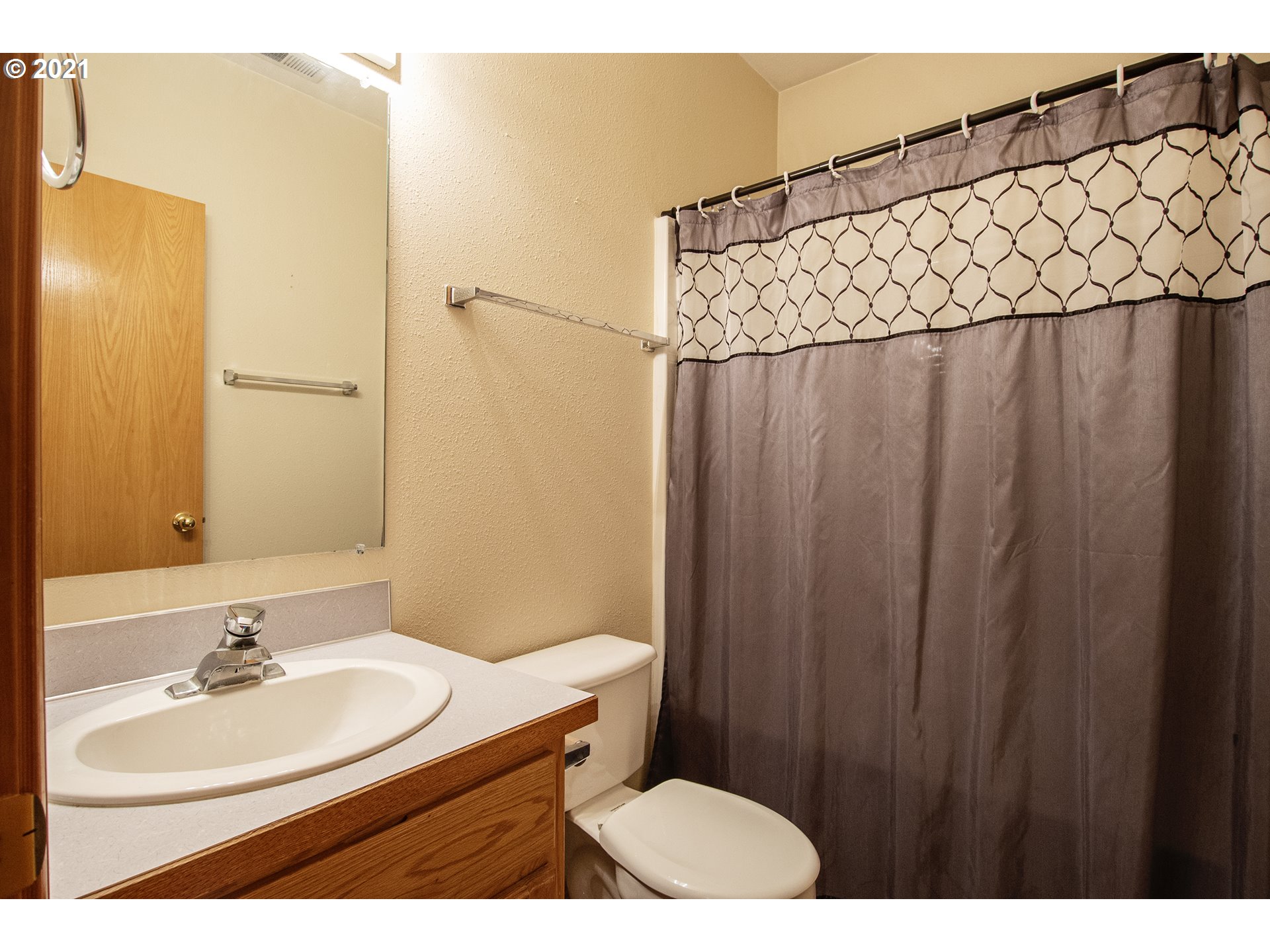 4142 South E Street Springfield, OR 97478 - Photo 20 of 26 a bathroom with a sink a mirror and a toilet