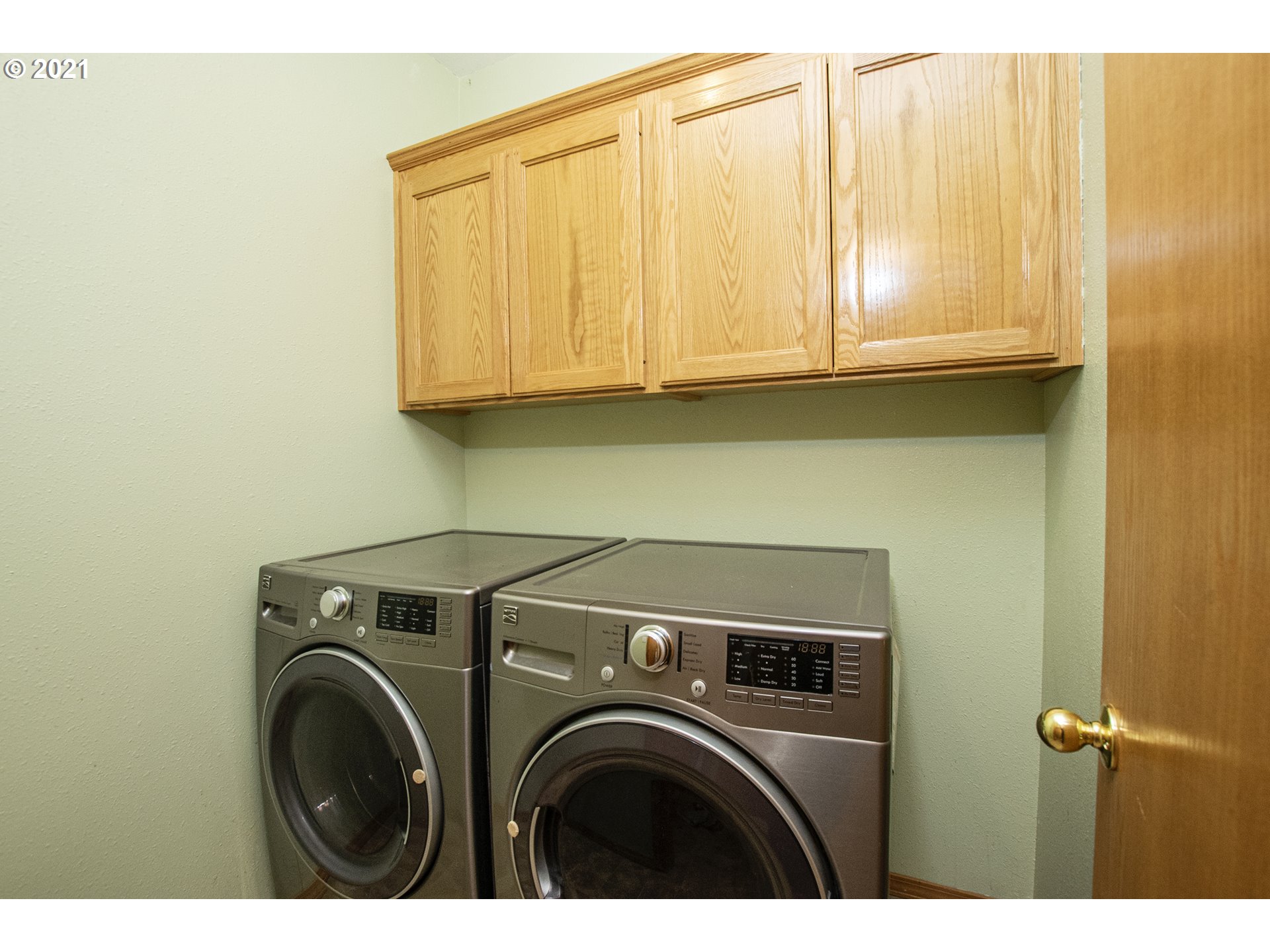 4142 South E Street Springfield, OR 97478 - Photo 21 of 26 a utility room with dryer and washer