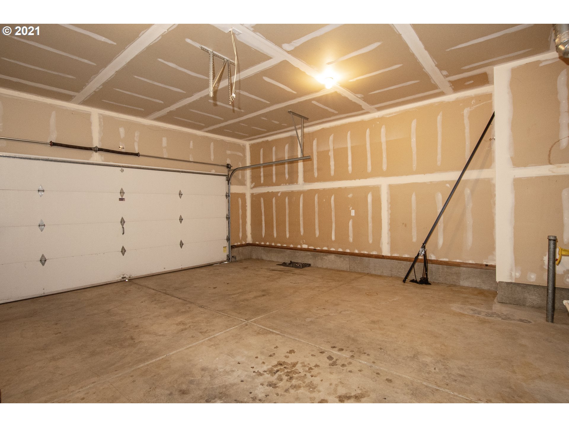 4142 South E Street Springfield, OR 97478 - Photo 22 of 26 a view of an empty room