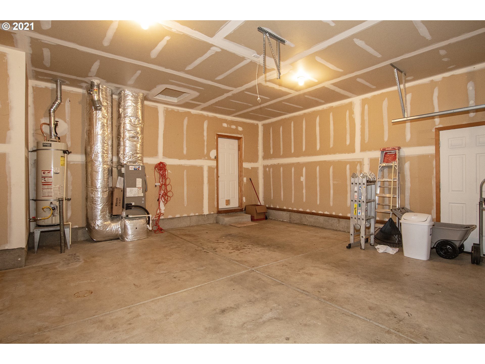 4142 South E Street Springfield, OR 97478 - Photo 23 of 26 a view of a room with gym equipment