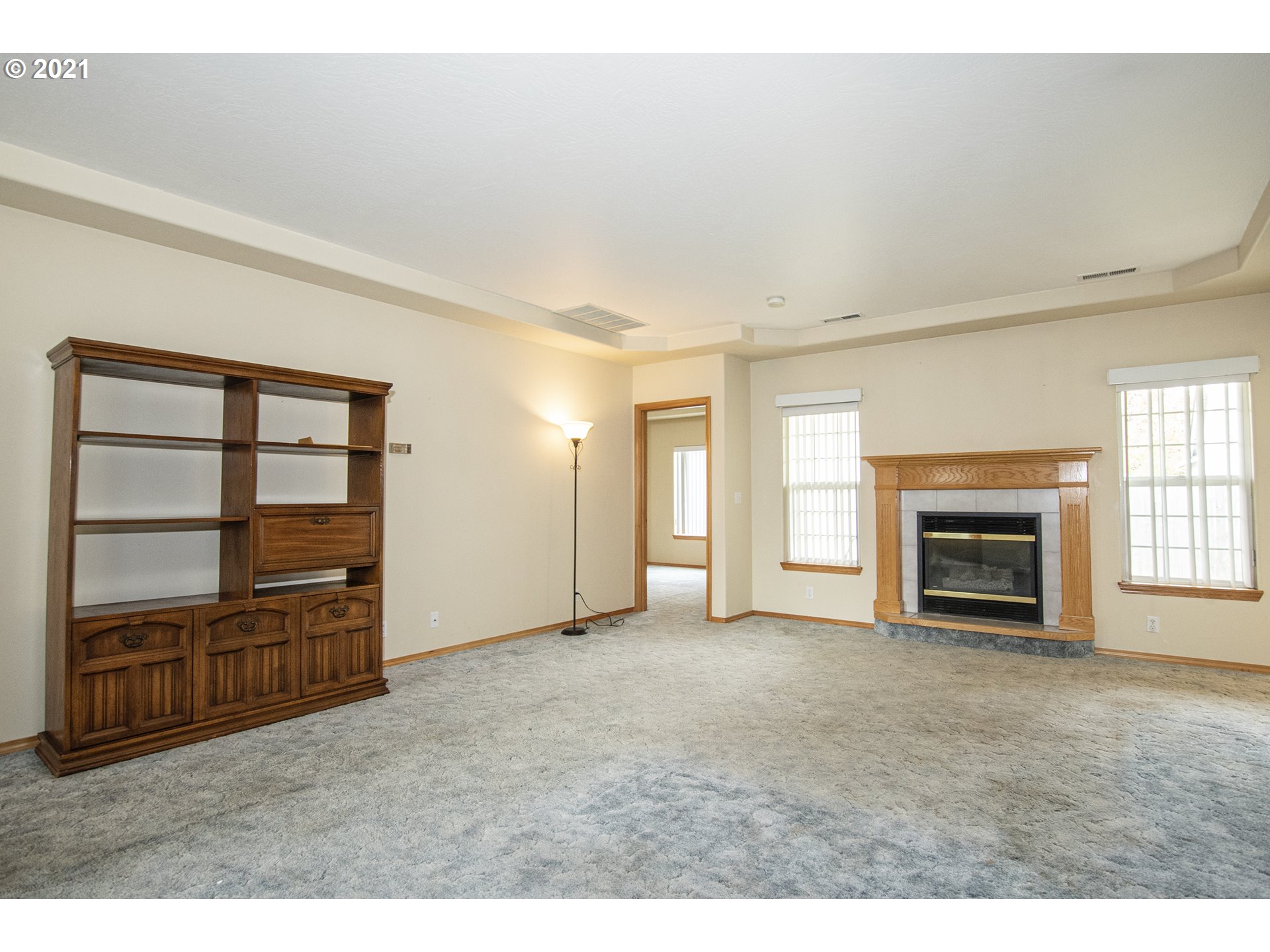 4142 South E Street Springfield, OR 97478 - Photo 5 of 26 an empty room with furniture and a fireplace