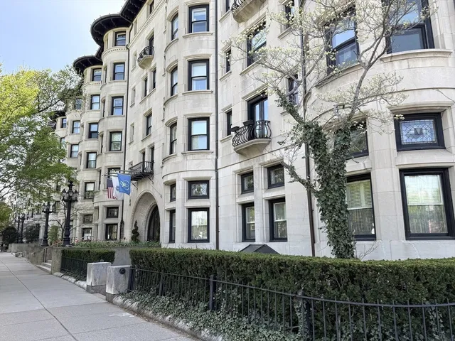 $2,750,000 | 416 Commonwealth Avenue, Unit 301, Boston, MA 02215