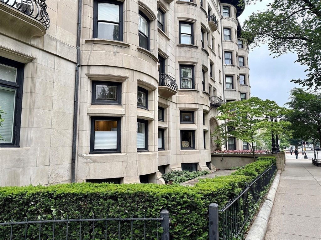 416 Commonwealth Avenue, Unit 301 Boston, MA 02215 - Photo 23 of 24