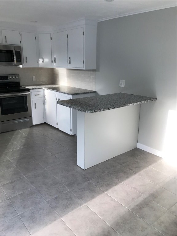 24 Goose Island Road Narragansett, RI 02882 - Photo 11 of 18 Kitchen