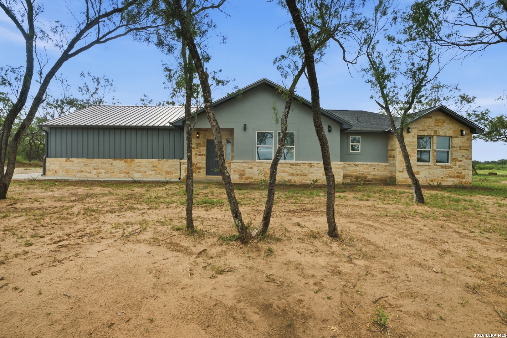 157 Sylas Hayes Loop Pleasanton, TX 78064 - Photo 2 of 32