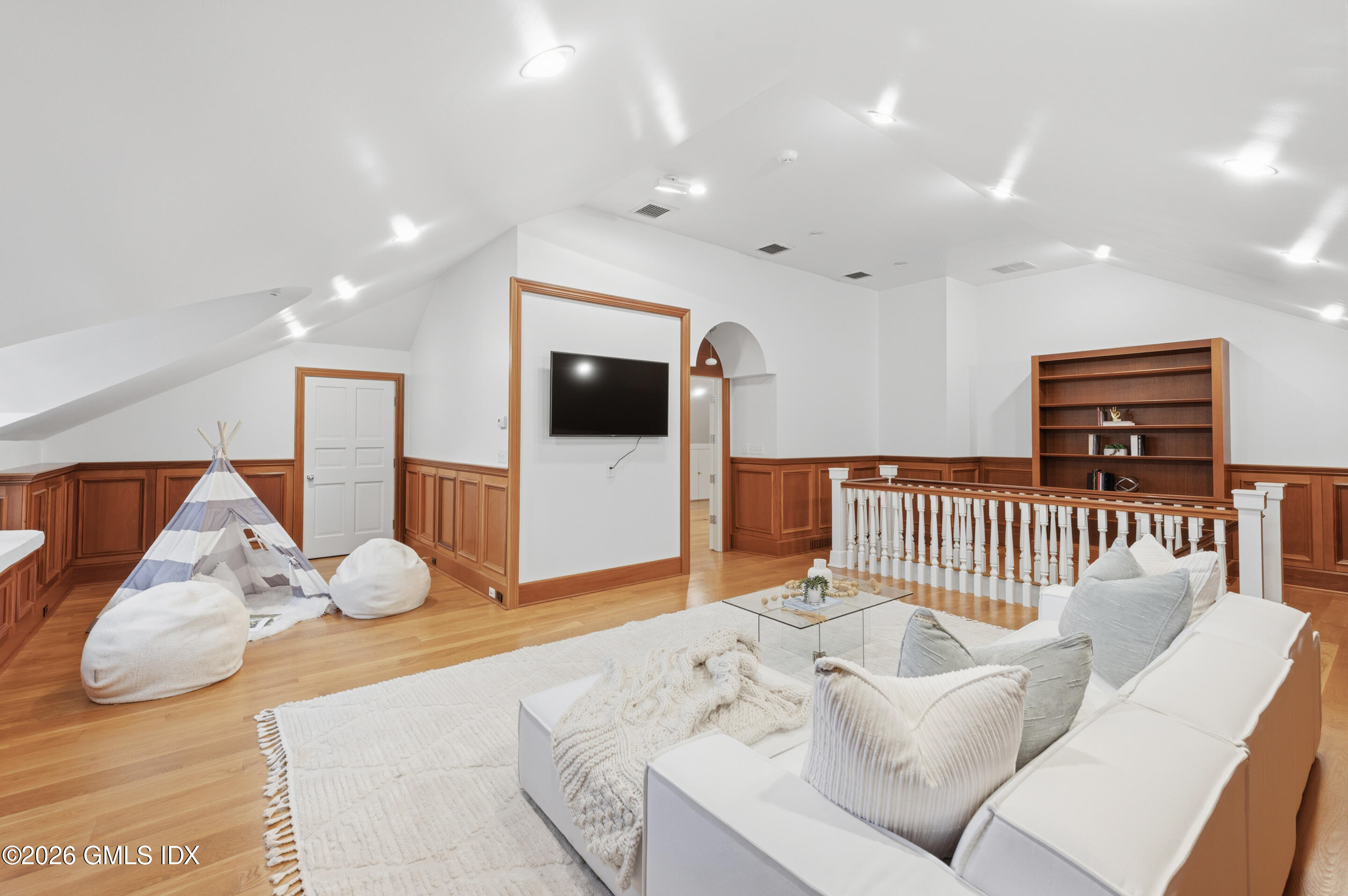 21 Pecksland Road Greenwich, CT 06831 - Photo 25 of 32 SECOND FLOOR FAMILY ROOM/BEDROOM