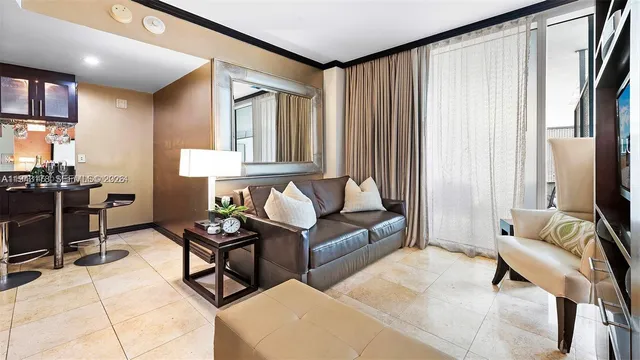 $4,200 | 1437 Collins Avenue, Unit 327, Miami Beach, FL 33139