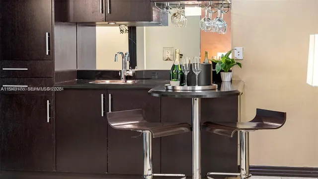 $4,200 | 1437 Collins Avenue, Unit 327, Miami Beach, FL 33139