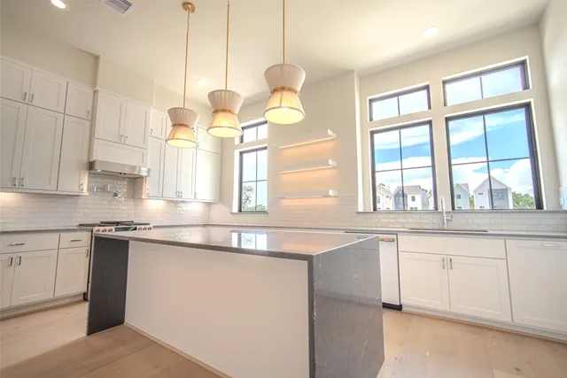 $699,999 | 1715 Bologna Lane, Houston, TX 77055