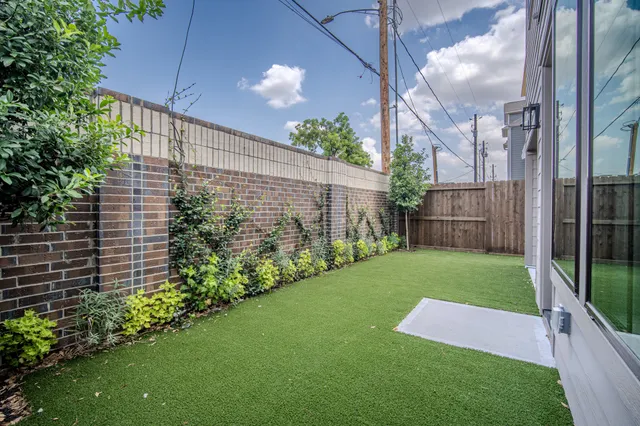 $699,999 | 1715 Bologna Lane, Houston, TX 77055