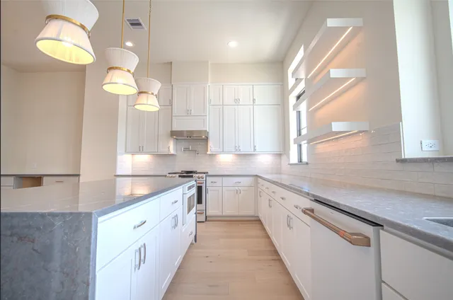 $699,999 | 1715 Bologna Lane, Houston, TX 77055