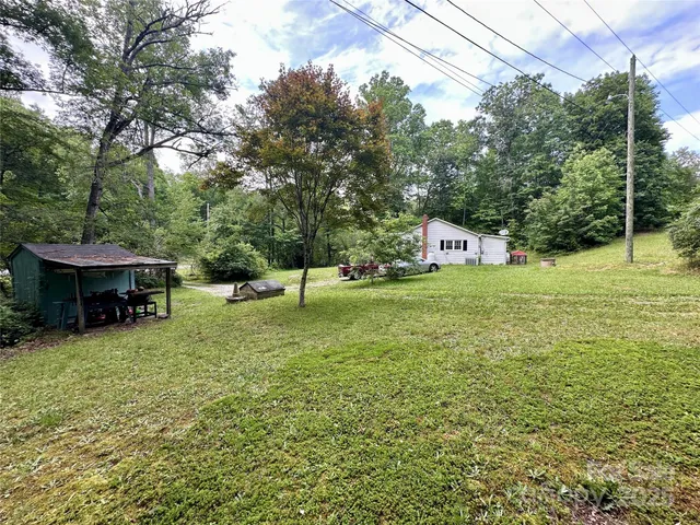 a view of a house with backyard