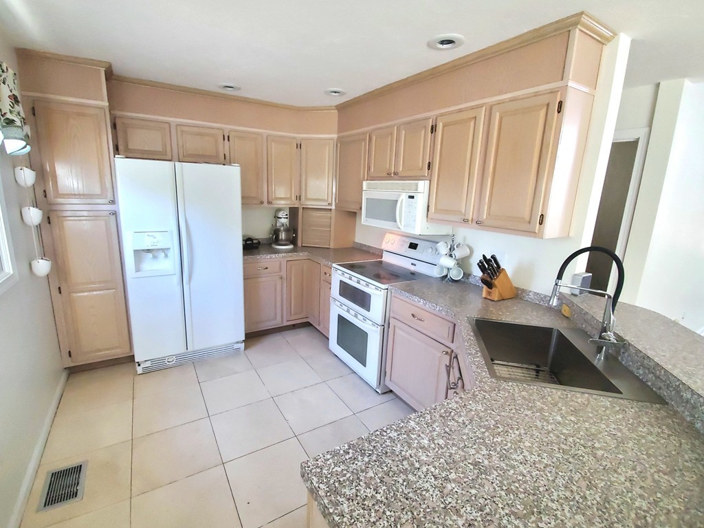 32 Weatherstone Drive, Unit 32 Worcester, MA 01604 - Photo 9 of 31