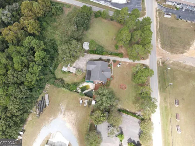 a view of a backyard