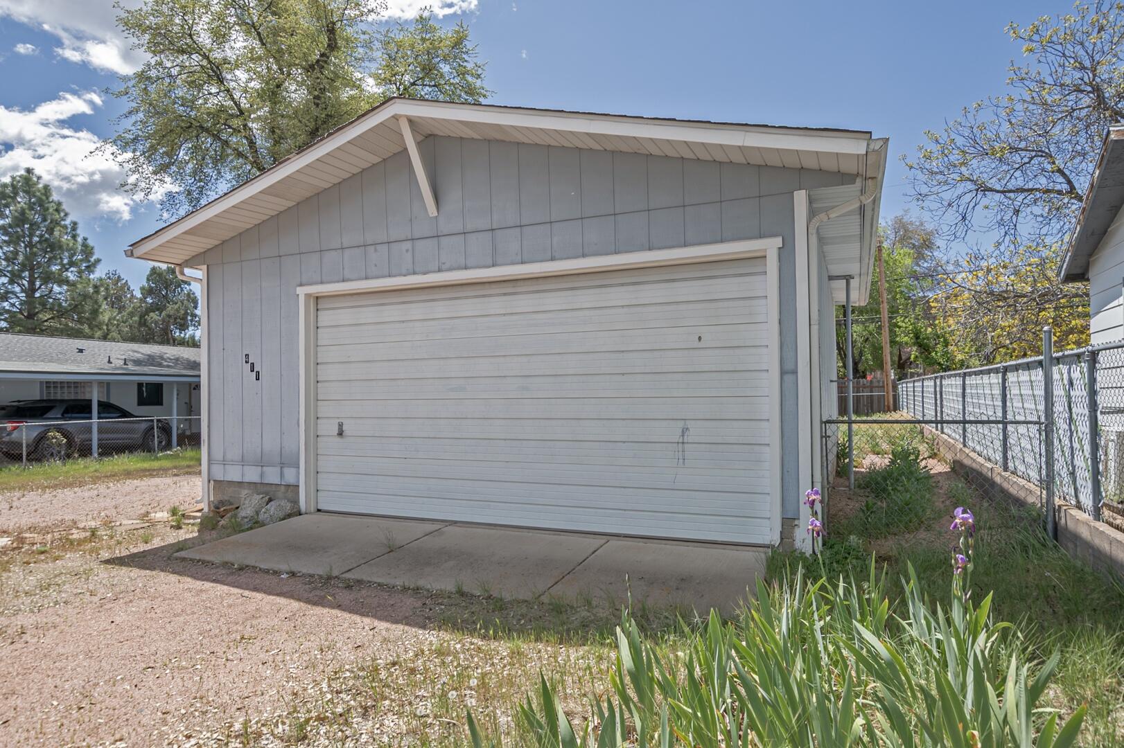 411 West Bridle Path Lane Payson, AZ 85541 - Photo 3 of 21 a front view of a house with a yard and garage