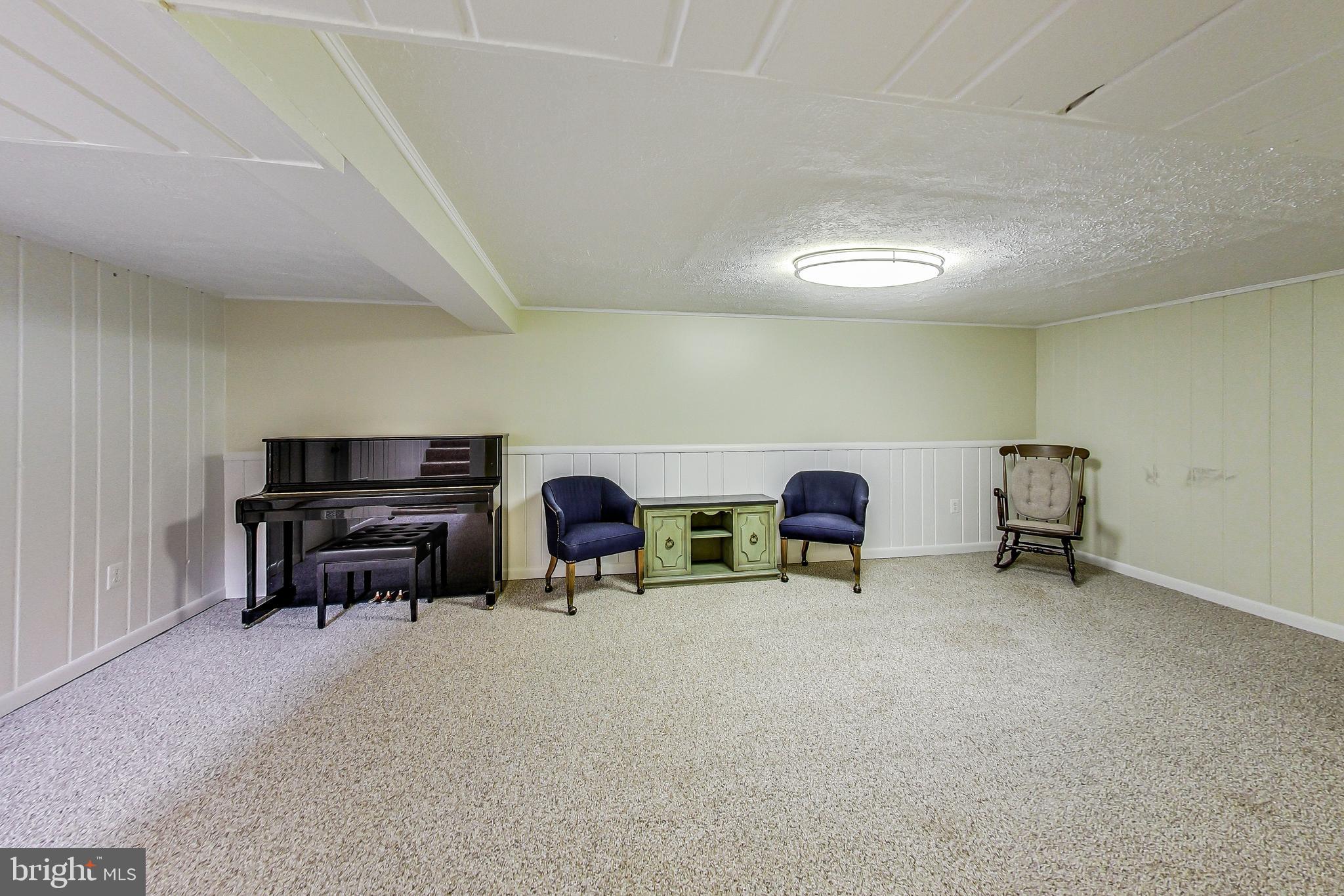 4715 Oxbow Road Rockville, MD 20852 - Photo 21 of 35 a living room with furniture and a lamp