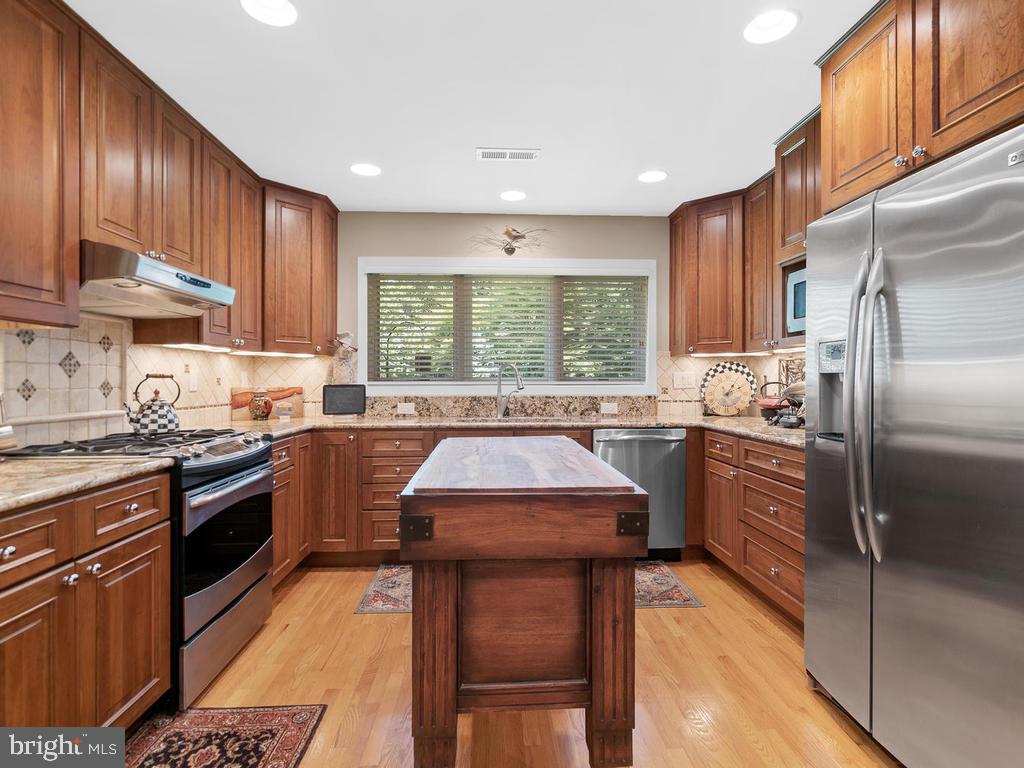 1423 Belcastle Court Reston, VA 20194 - Photo 15 of 49 Gourmet Kitchen