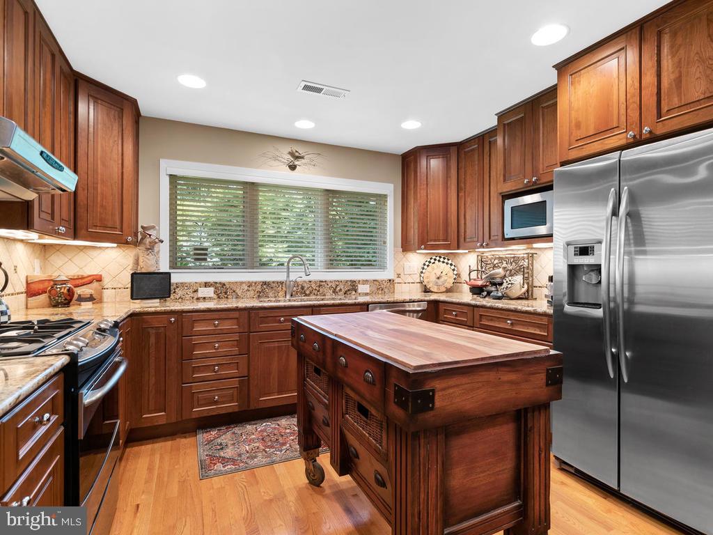 1423 Belcastle Court Reston, VA 20194 - Photo 17 of 49 Top of the line Appliances