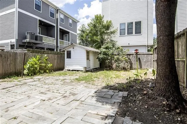 a view of a house with backyard and garden
