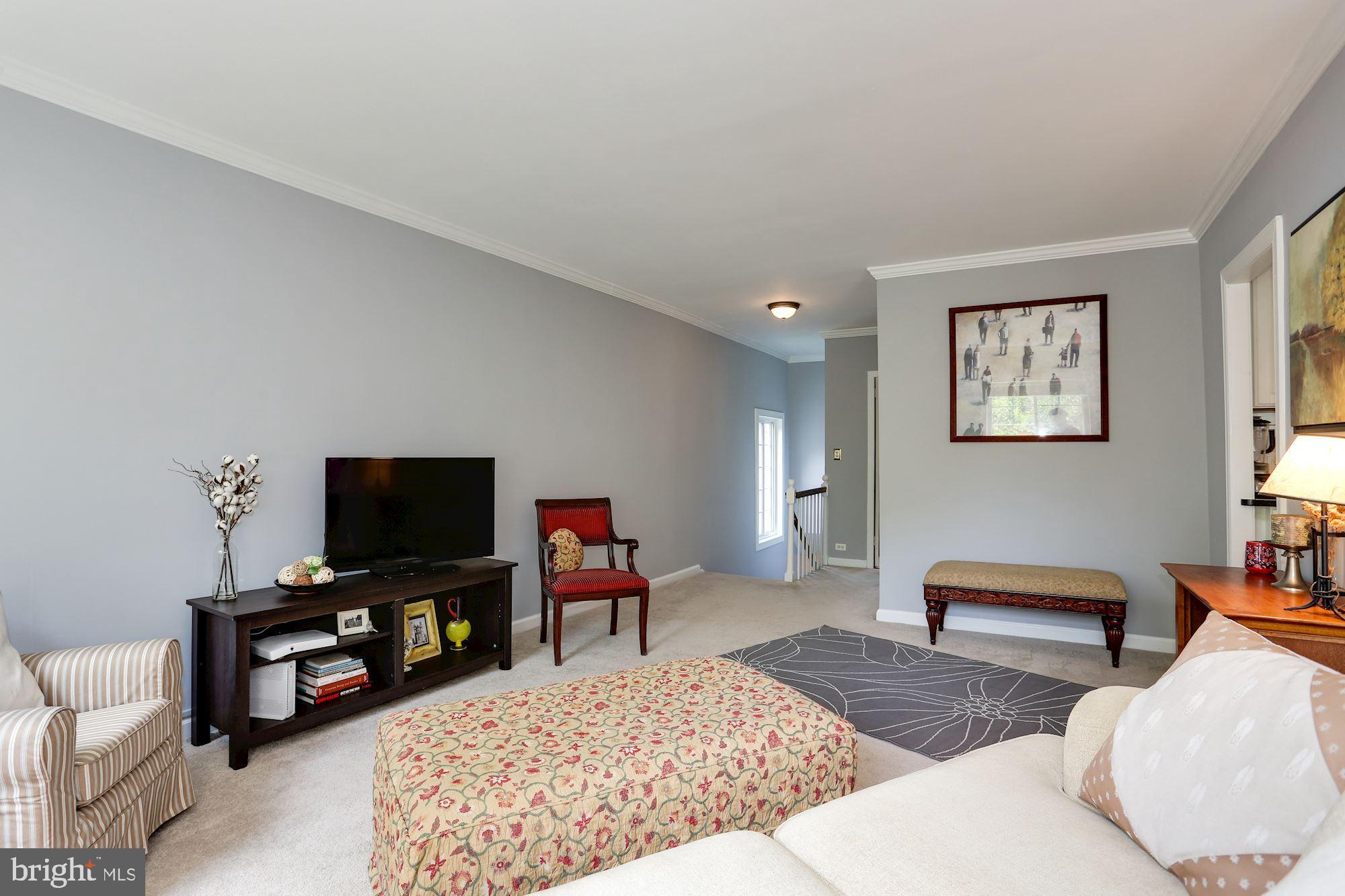 3243 Gunston Road, Unit 104 Alexandria, VA 22302 - Photo 6 of 27 Living room