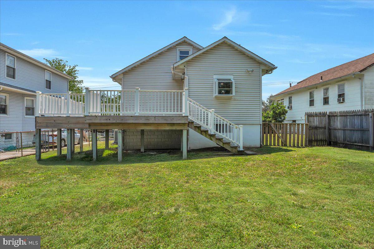 211 South Cedar Avenue Maple Shade, NJ 08052 - Photo 24 of 34 Home exterior with large yard