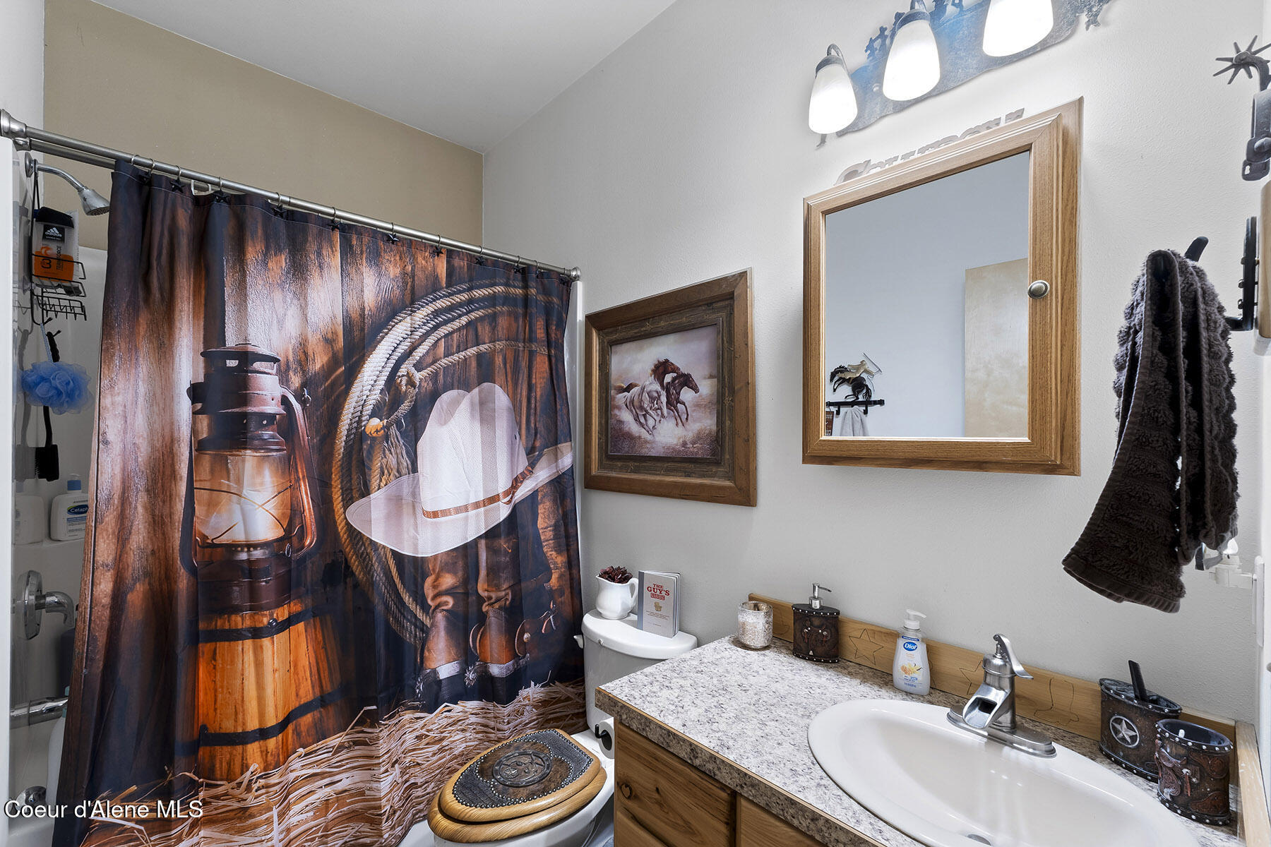 135 Honeysuckle Road Bonners Ferry, ID 83805 - Photo 14 of 28 Full Guest Bath with Western Charm