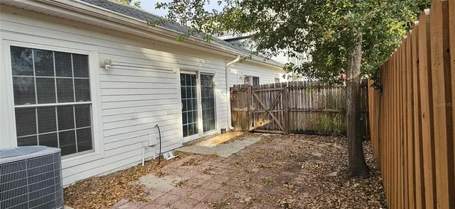 a view of a backyard