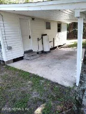 a view of a house with backyard