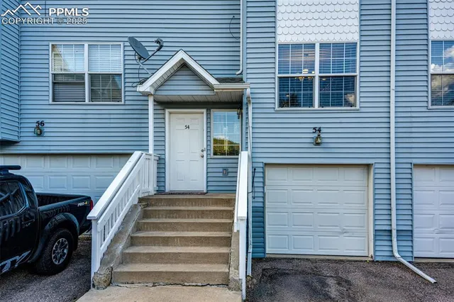 a view of entryway with a front door