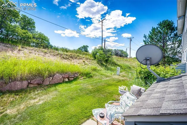 a view of a house with a backyard