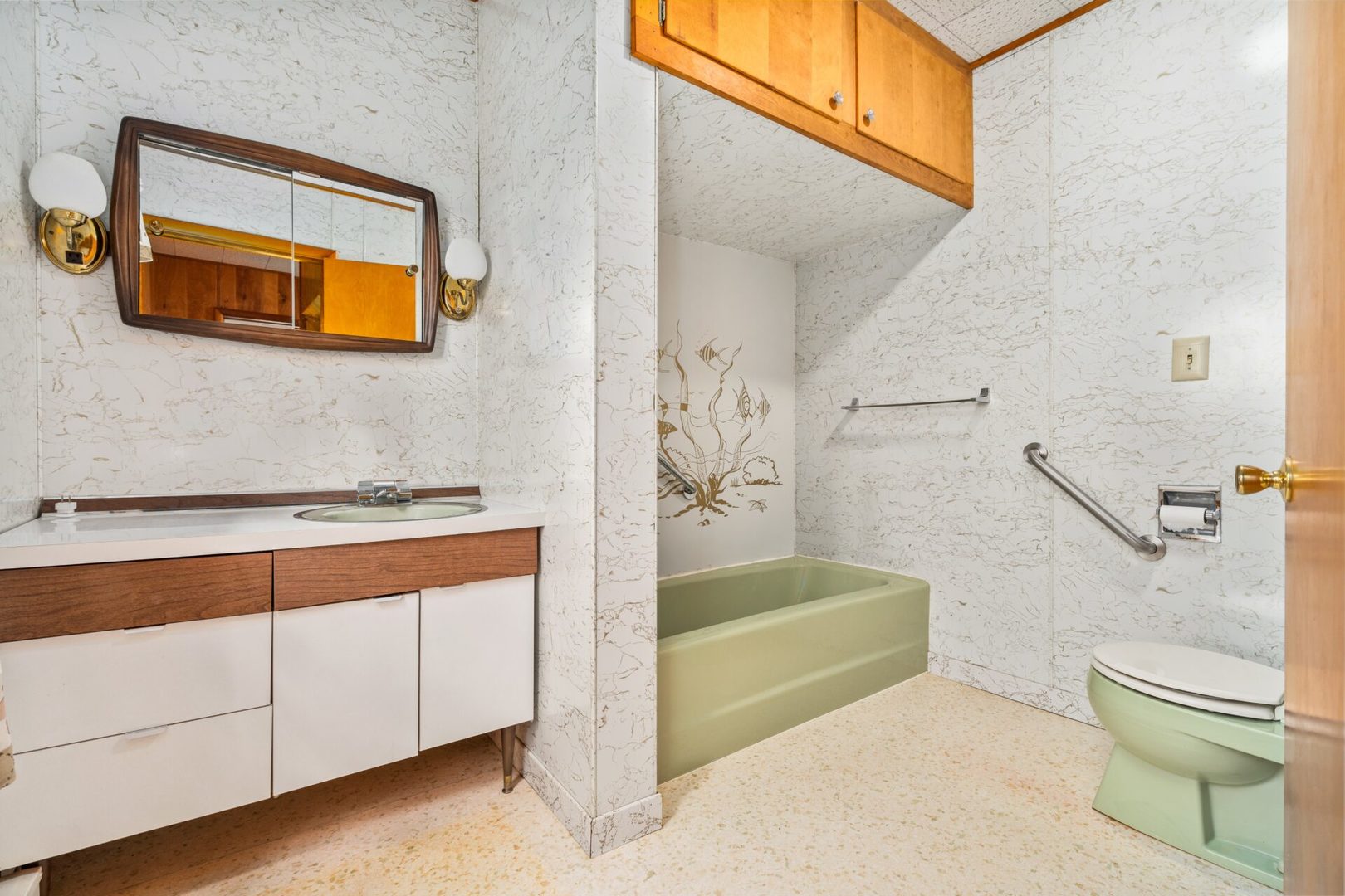 560 B Vilmin Road Plano, IL 60545 - Photo 27 of 36 a bathroom with a toilet a sink and bathtub