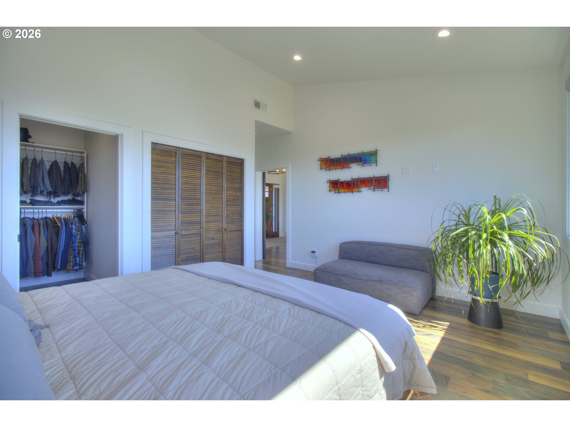 95660 Spirit Ridge Road Gold Beach, OR 97444 - Photo 16 of 34 a bedroom with a bed and a potted plant