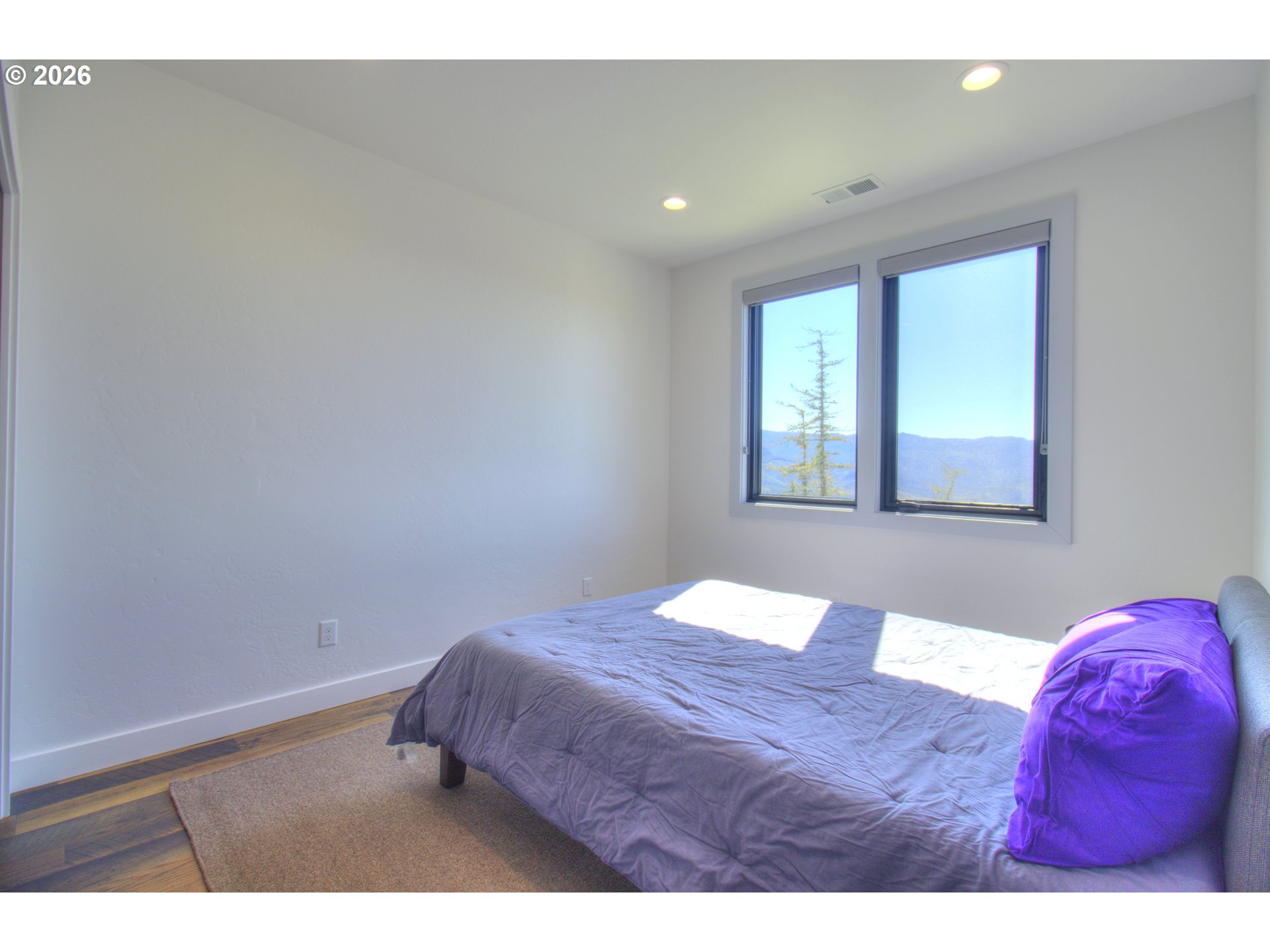 95660 Spirit Ridge Road Gold Beach, OR 97444 - Photo 20 of 34 a bedroom with a bed and a window