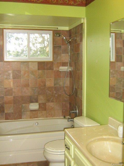 7235 Baldwin Road Swartz Creek, MI 48473 - Photo 7 of 9 Master Bath w/nice tile