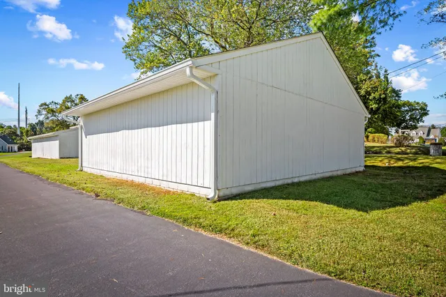 a view of back yard of the house