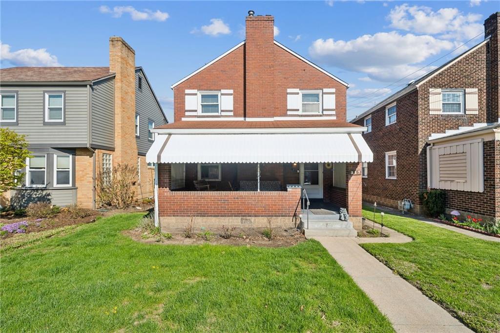 a view of house with a yard