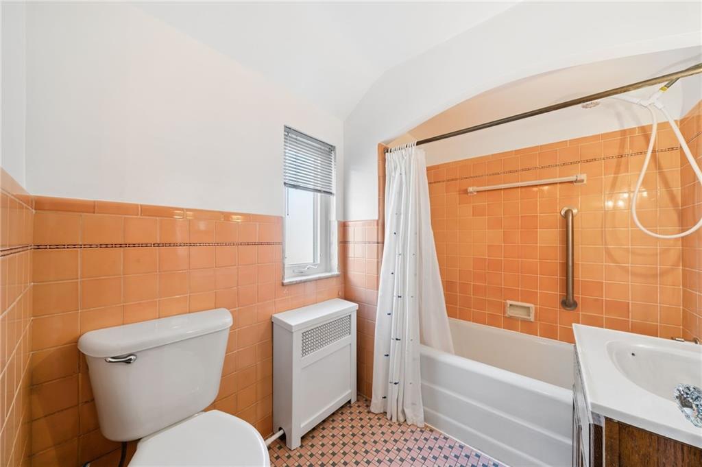 317 Raymond Street Pittsburgh, PA 15218 - Photo 26 of 36 a bathroom with a toilet and a bathtub