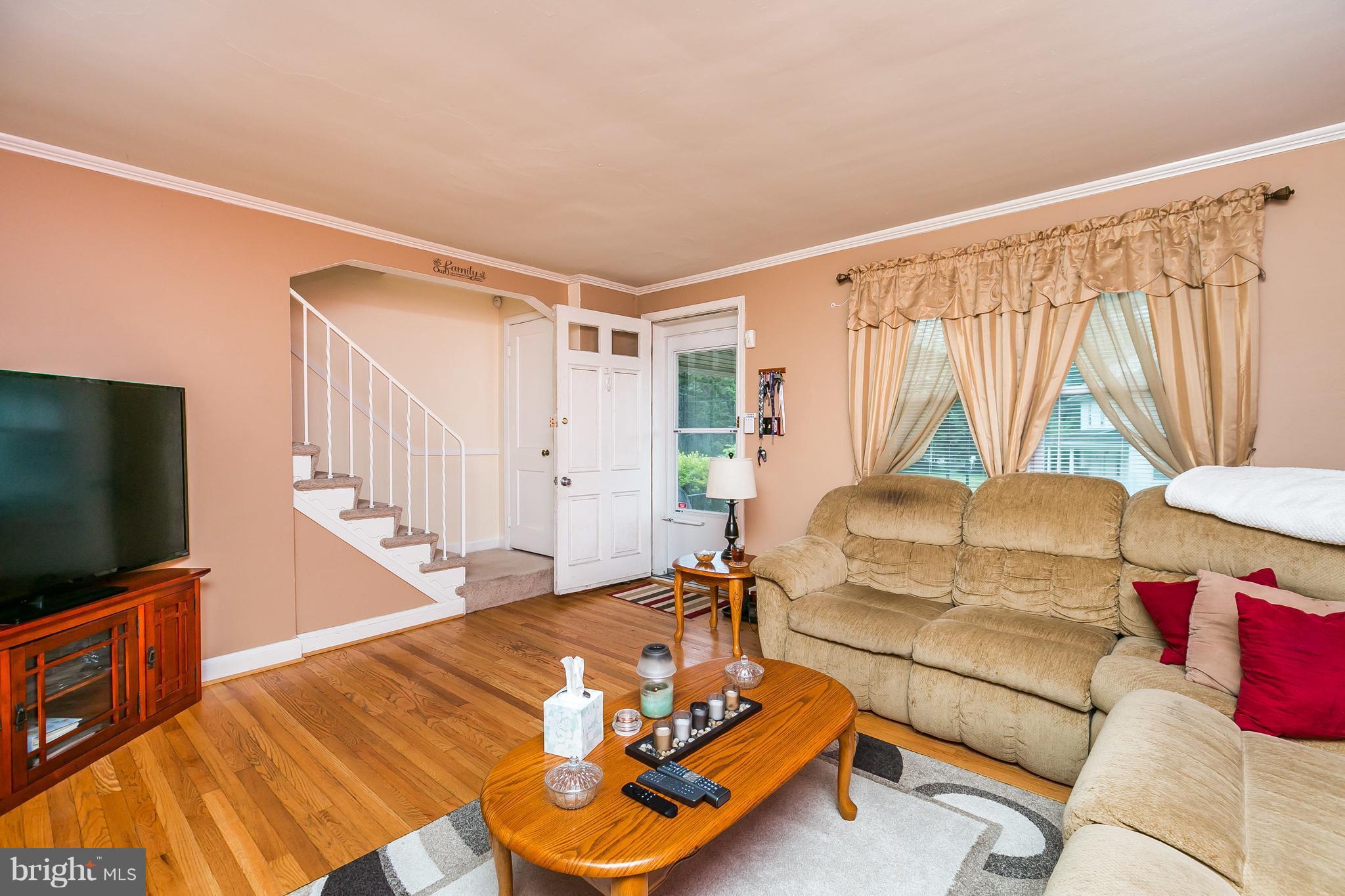 146 Cherrydell Road Baltimore, MD 21228 - Photo 4 of 19 Living Room