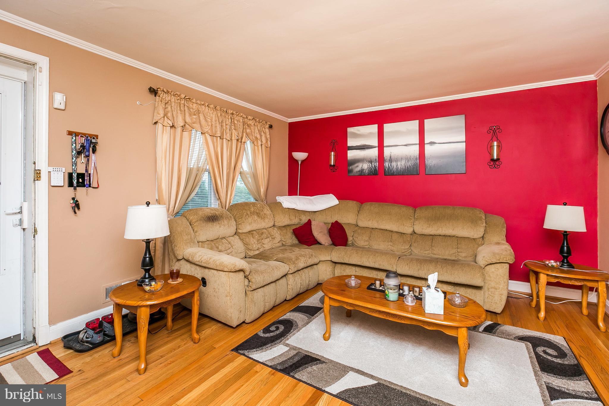 146 Cherrydell Road Baltimore, MD 21228 - Photo 5 of 19 Living Room