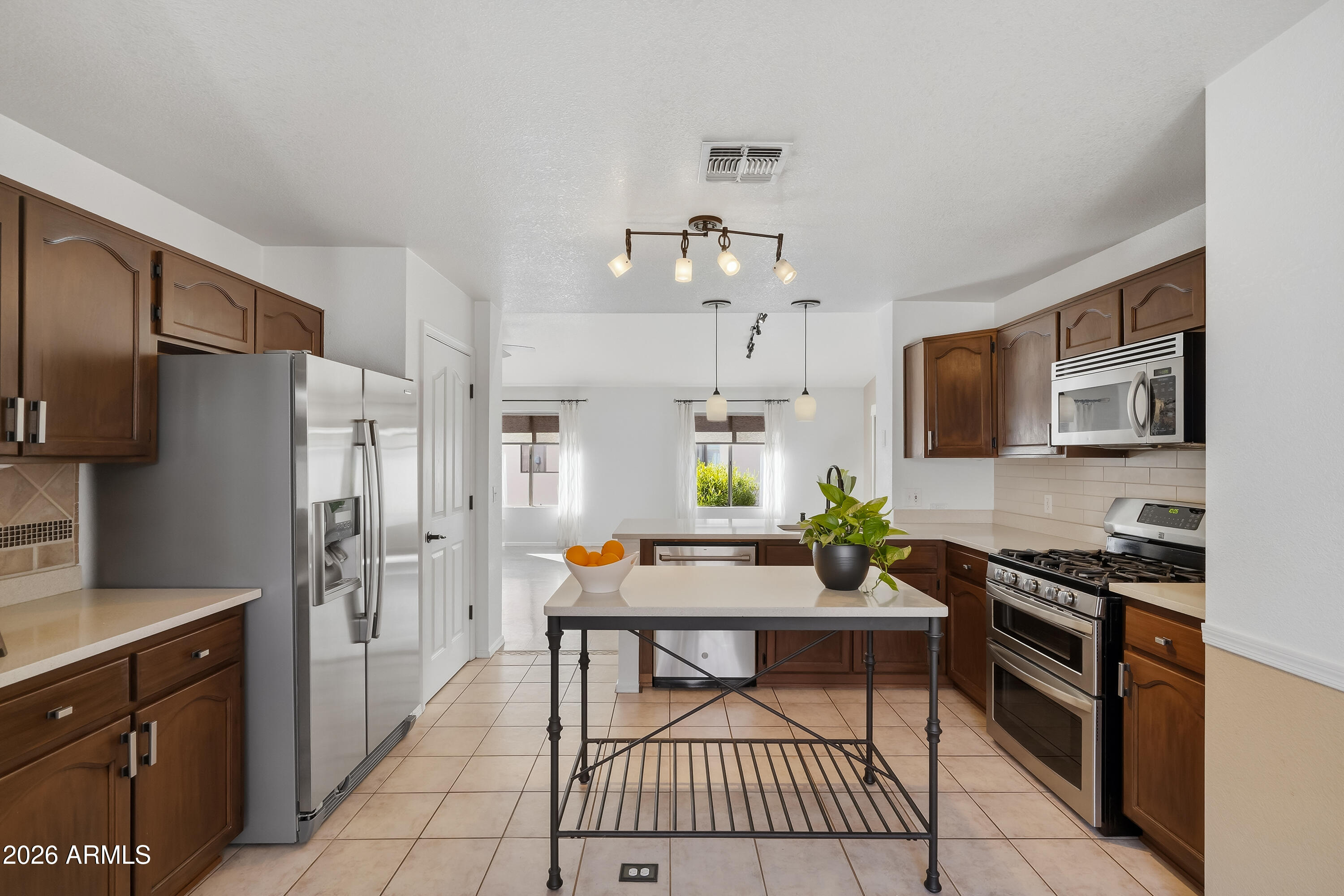 4762 Chaparral Loop Sierra Vista, AZ 85635 - Photo 2 of 30 Kitchen w/ Quartz Counters