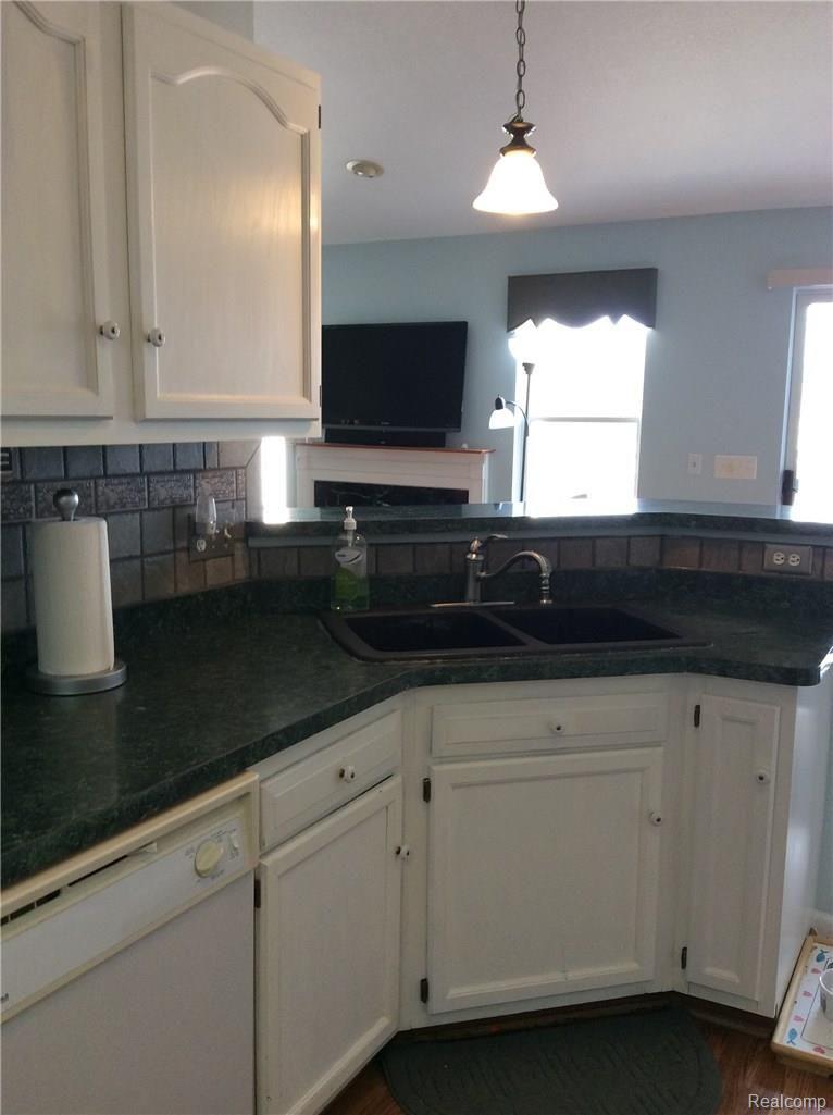 457 Lilly View Court Howell, MI 48843 - Photo 17 of 33 Kitchen