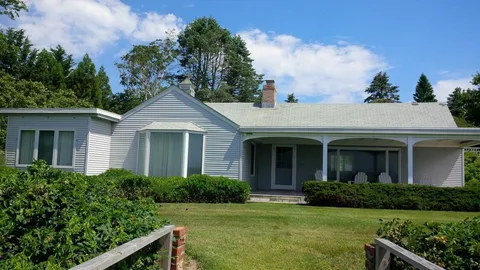 $4,000,000 | 100 Peconic Avenue, Shelter Island, NY 11964